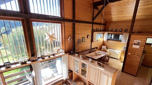 A cozy cabin with a wooden interior, a dining area, and a kitchen. - Beautiful private villa for 6 people with WIFI, TV, balcony and pets allowed (Außertal)
