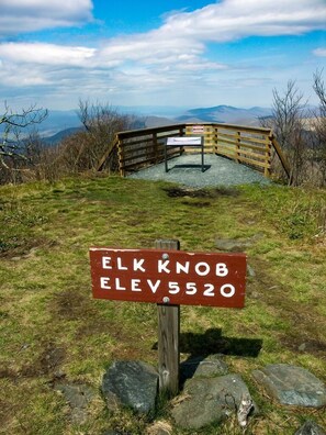 Placa indicando a altitude do Monte Elk, 1683 metros.