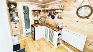 Kaffetrakter/tekoker, kjøleskap, kokeplater og vannkoker