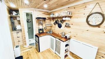 Een koelkast, een kookplaat, een koffiezetapparaat/waterkoker