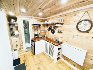 Réfrigérateur, plaque de cuisson, cafetiÚre/bouilloire