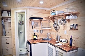 Fridge, stovetop, coffee/tea maker, electric kettle