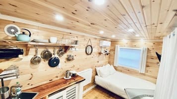 Een strijkplank/strijkijzer, wifi, beddengoed