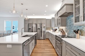 Kjøleskap, mikrobølgeovn, ovn og oppvaskmaskin