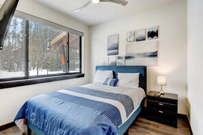 4 bedrooms, premium bedding, desk, iron/ironing board