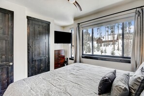 4 bedrooms, premium bedding, desk, iron/ironing board