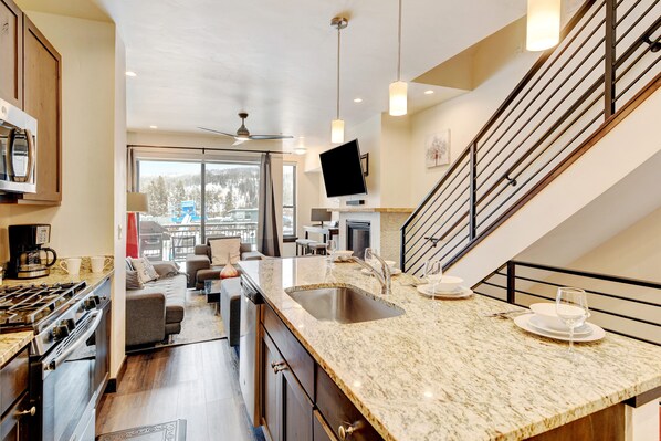 冷蔵庫、電子レンジ、オーブン、コンロ