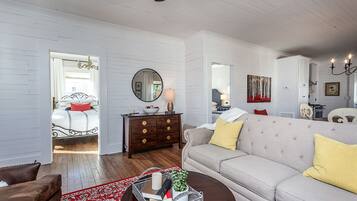 Télévision, cheminée, livres