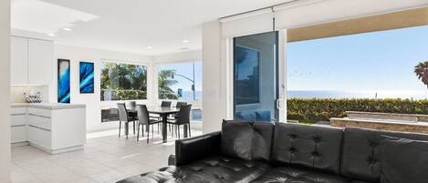 Smart-TV, Kamin, Tischtennisplatte, Bücher