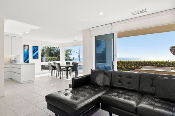 Smart TV, fireplace, ping pong, books