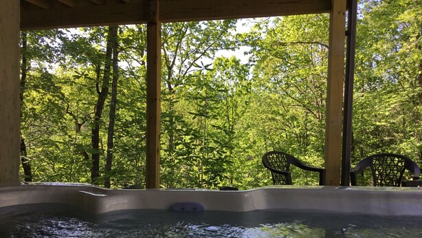 A hot tub under a wooden pergola with a view of a dense forest. - Your search ends with KSW Cabin. All a group needs, incl. 5 bathrooms. Sleeps 14 (Campton)
