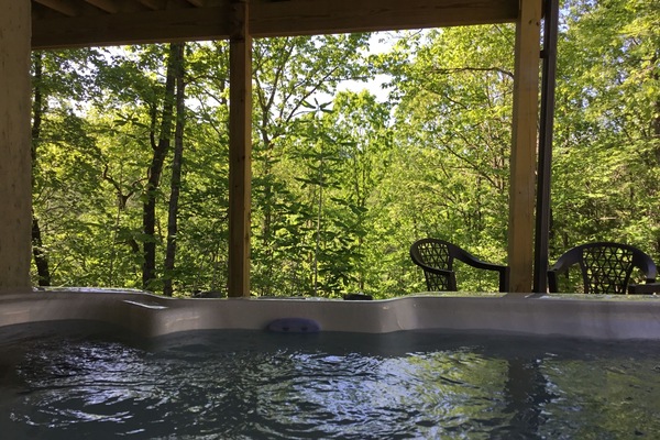 Banyera d'hidromassatge a l'aire lliure