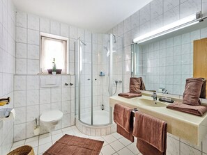 Bathroom - Lovely apartment for 4 guests with hot tub, WIFI, pool, TV and terrace (Baierweg)