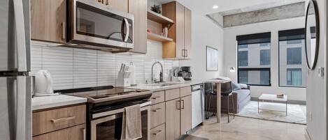 Een koelkast, een microgolfoven, een oven, een kookplaat