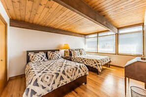5 habitaciones, tabla de planchar con plancha, wifi y ropa de cama