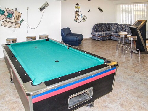 Angenehme Wohnung in einem Ferienhaus für 6 Personen mit Pool, TV und Terrasse