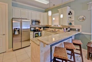 Kylskåp, mikrovågsugn, ugn och spishäll