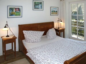 2 bedrooms, travel crib, free WiFi, bed sheets