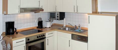 Mikrowelle, Ofen, Geschirrspüler, Toaster