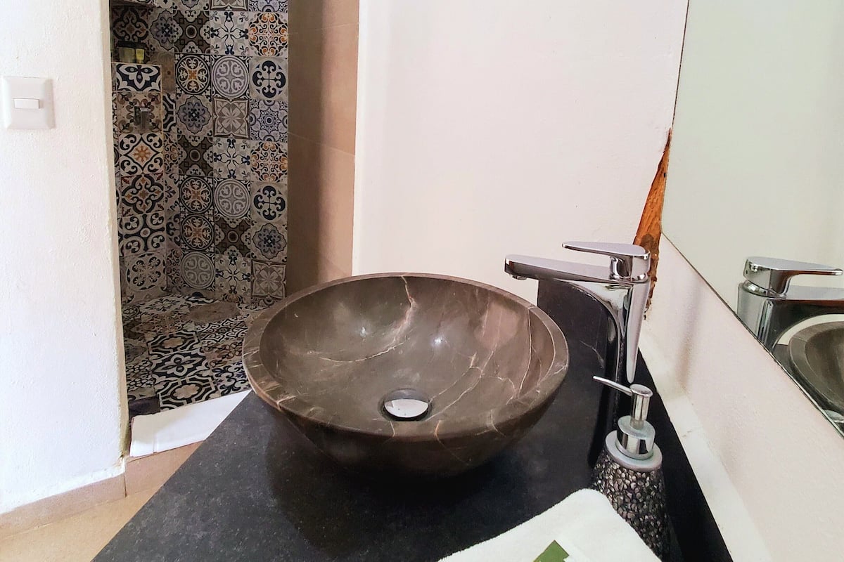 shower, rainfall showerhead, free toiletries, hair dryer