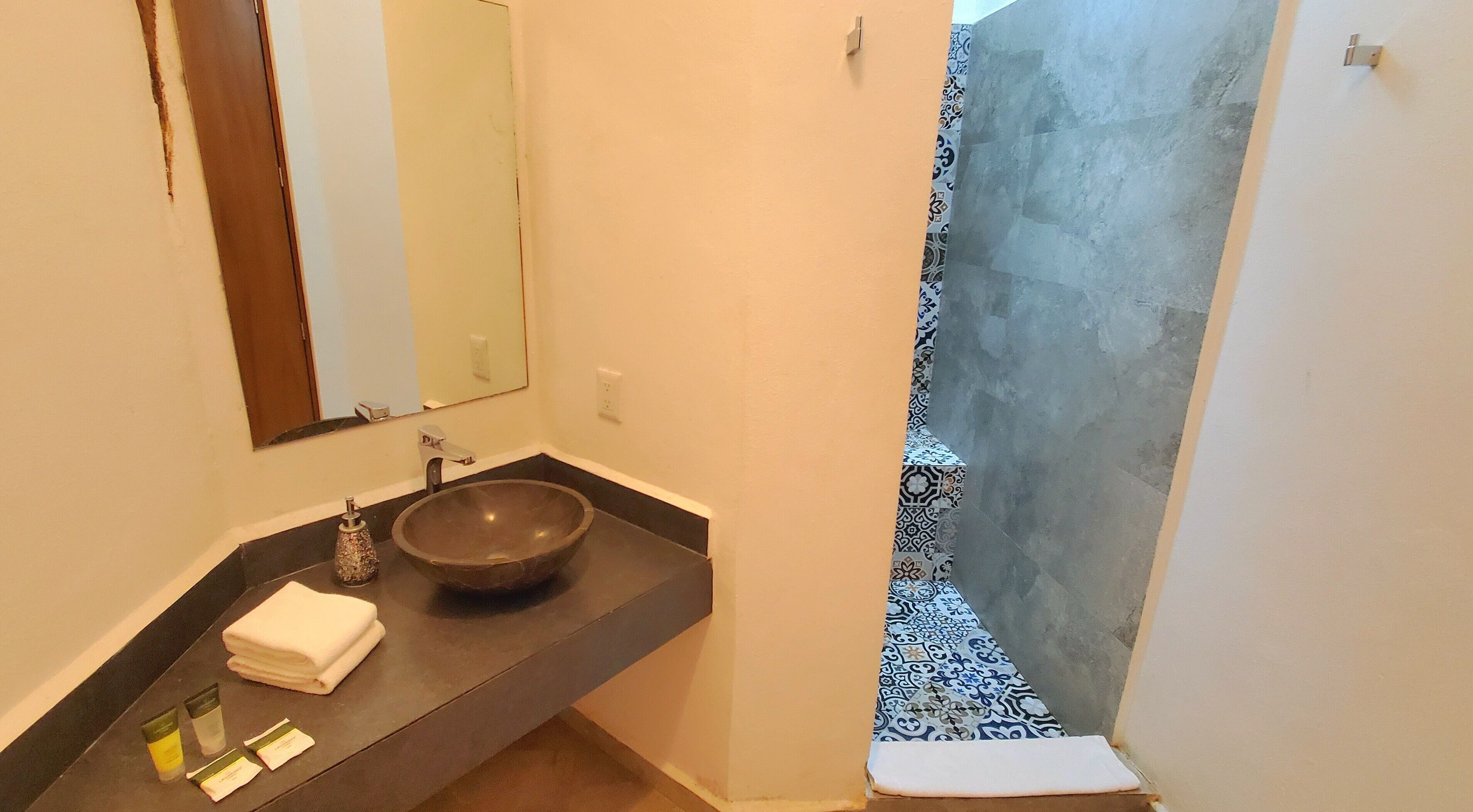 triple room, sea view | bathroom | shower, rainfall showerhead, free toiletries, hair dryer