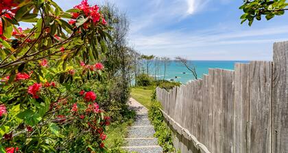 Charming suite with ocean & beach views, upscale furnishings & grill - near town