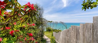 Charming suite with ocean & beach views, upscale furnishings & grill - near town