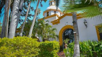 Vista frontal de la propiedad