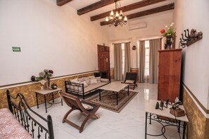 Honeymoon Room | Premium bedding, down comforters, individually decorated - Hotel Hacienda San Isidro (Tala)