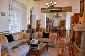 Lobby sitting area - Hotel Hacienda San Isidro (Tala)