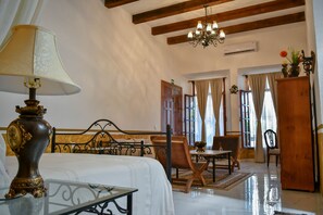 Honeymoon Room | Premium bedding, down comforters, individually decorated - Hotel Hacienda San Isidro (Tala)
