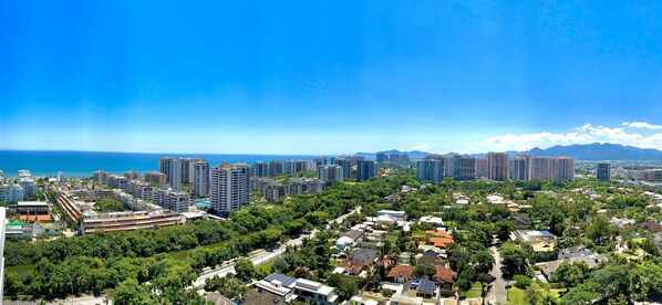 Un paisaje urbano costero con edificios altos, zonas residenciales y una vista despejada del océano.