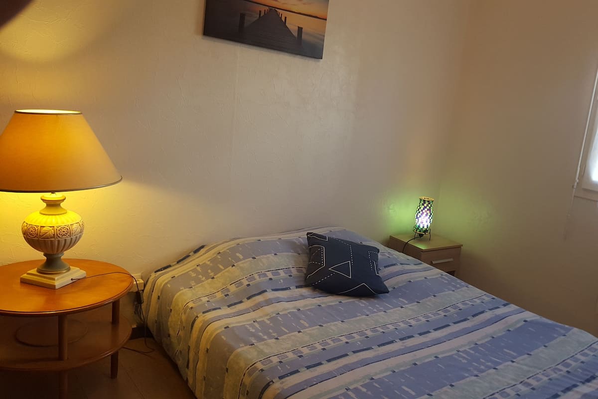 Habitación doble Confort, 1 cama matrimonial | Decoración personalizada, muebles diferentes y wifi gratis