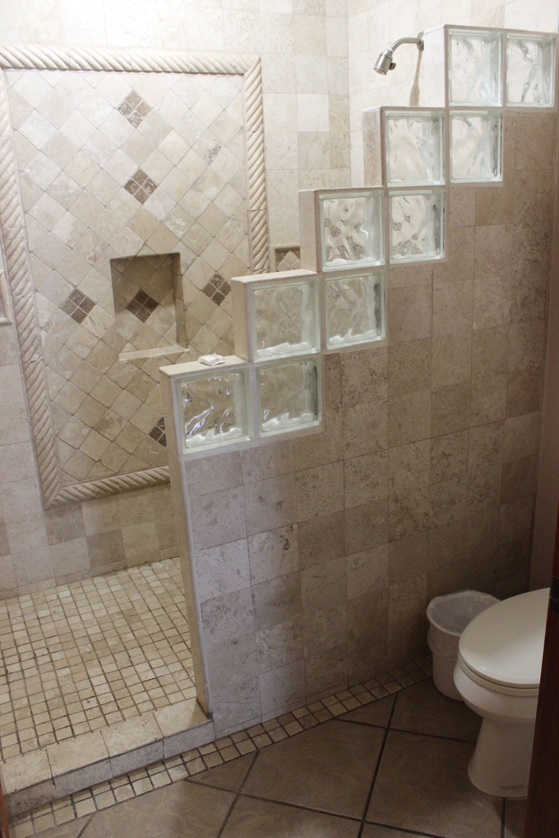 Ducha, secador de pelo, toallas