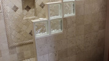 Ducha, secador de pelo, toallas