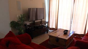 Televisión, reproductor de DVD, estéreo