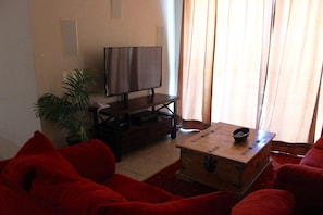 Televisión, reproductor de DVD, estéreo