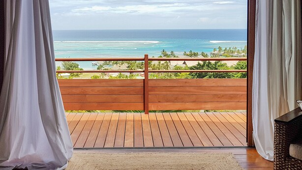A balcony with a wooden floor and a view of the ocean. - Villa Tea by Tahiti Homes (Moorea-Maiao)