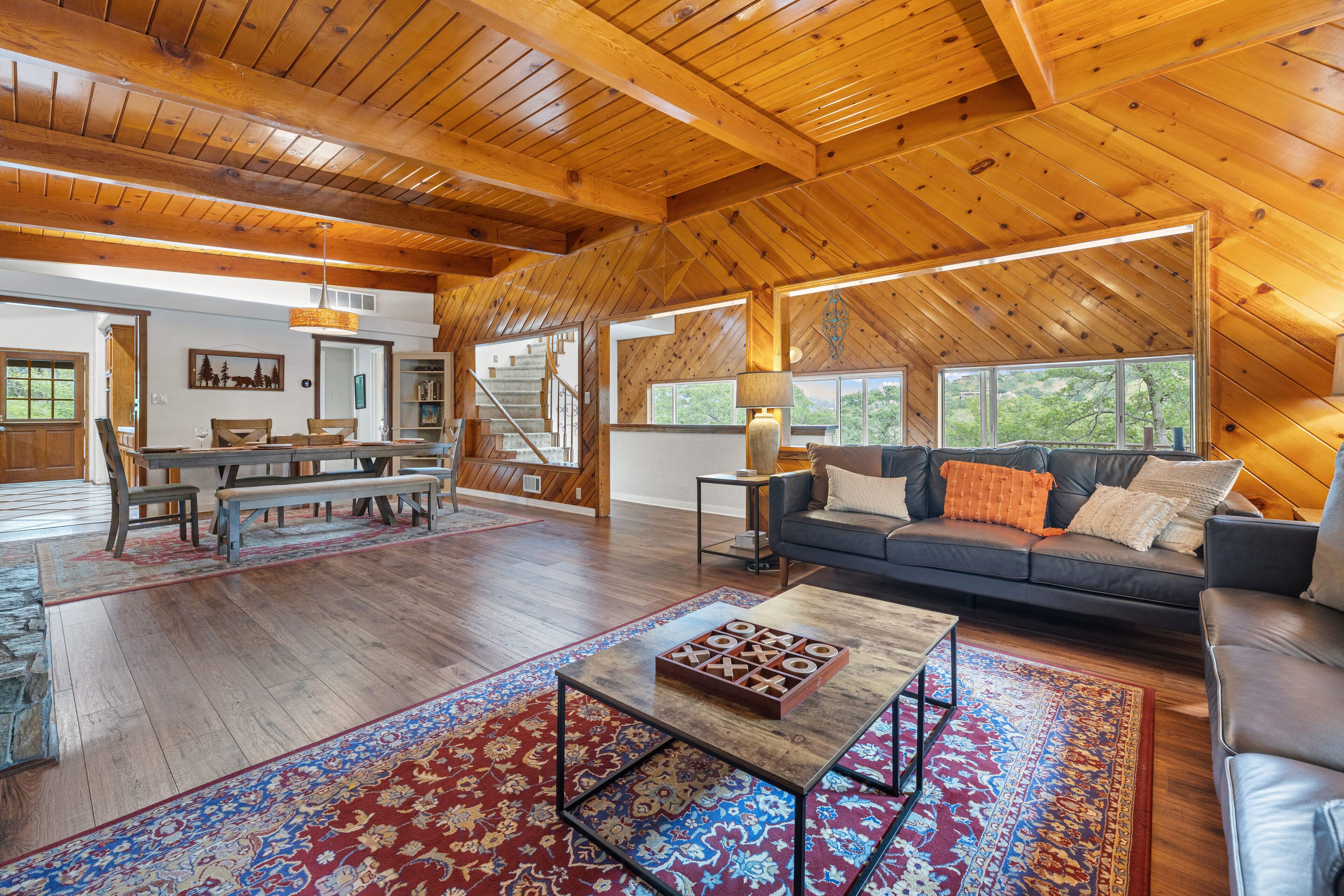 Een smart-tv, een open haard en een dvd-speler