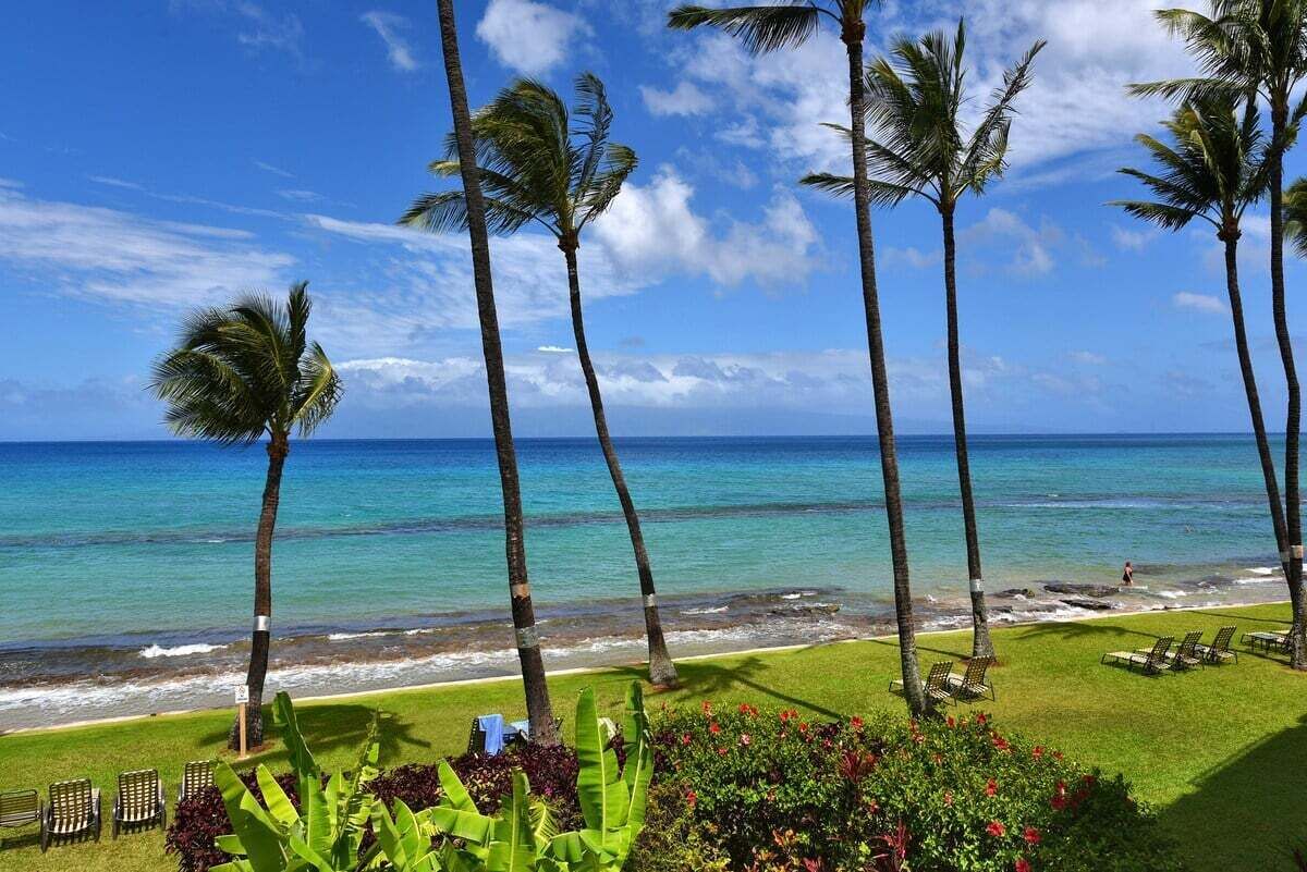 På stranden, solsenger og strandhåndklær