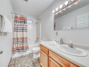 Hair dryer, towels - Recently-upgraded, beautiful townhome - close to the business district (Eureka)
