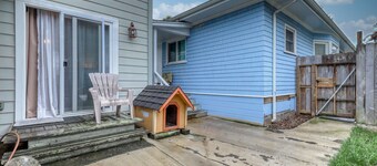 Recently-upgraded, beautiful townhome - close to the business district