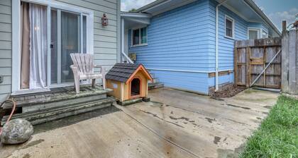 Recently-upgraded, beautiful townhome - close to the business district