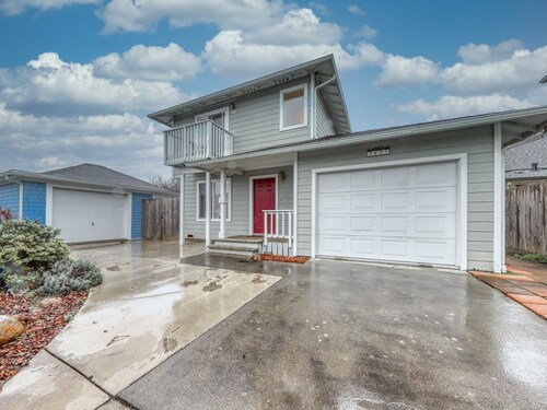 Recently-upgraded, beautiful townhome - close to the business district