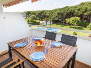 Outdoor dining - Nice apartment for 4 people with WIFI, pool, TV and terrace (Torroella De Montgrí)