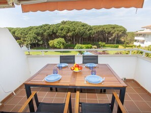 Outdoor dining - Cosy apartment for 4 guests with WIFI, pool, TV and terrace (Torroella De Montgrí)