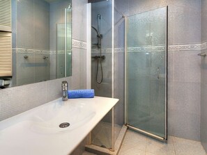 Bathroom - Wonderful  villa for 4 people with WIFI, pool, TV and terrace (Torroella De Montgrí)