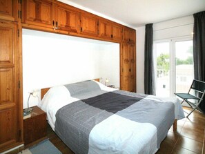 5 bedrooms, travel crib, free WiFi