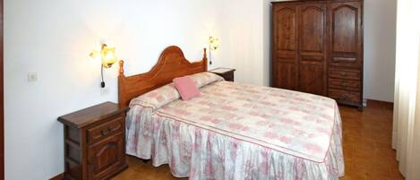 4 bedrooms, travel cot, free WiFi, bed sheets