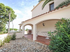 Terrace/patio - Beautiful private villa for 8 guests with WIFI, private pool, TV, terrace and pets allowed (Torroella De Montgrí)
